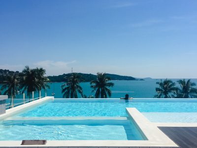 Serviço de pintura em piso de madeira em área de piscina