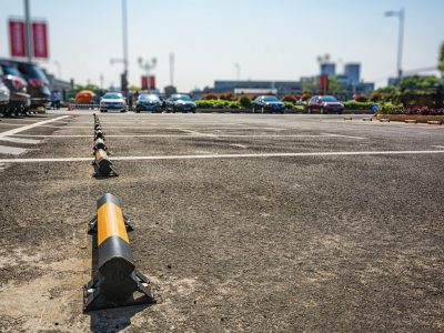 Instalação de delimitador para veiculo em vaga de estacionamento